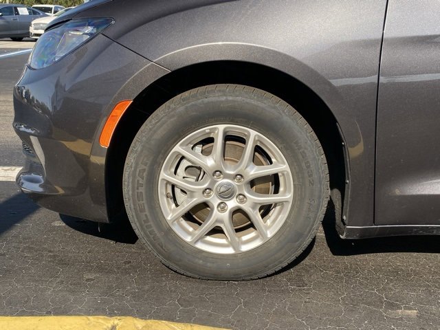 Used 2023 Chrysler Voyager LX image 10