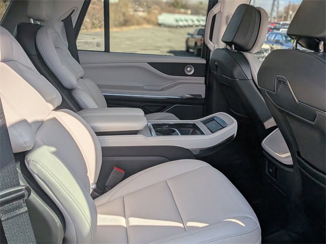 Used 2025 Lincoln Navigator Reserve image 38