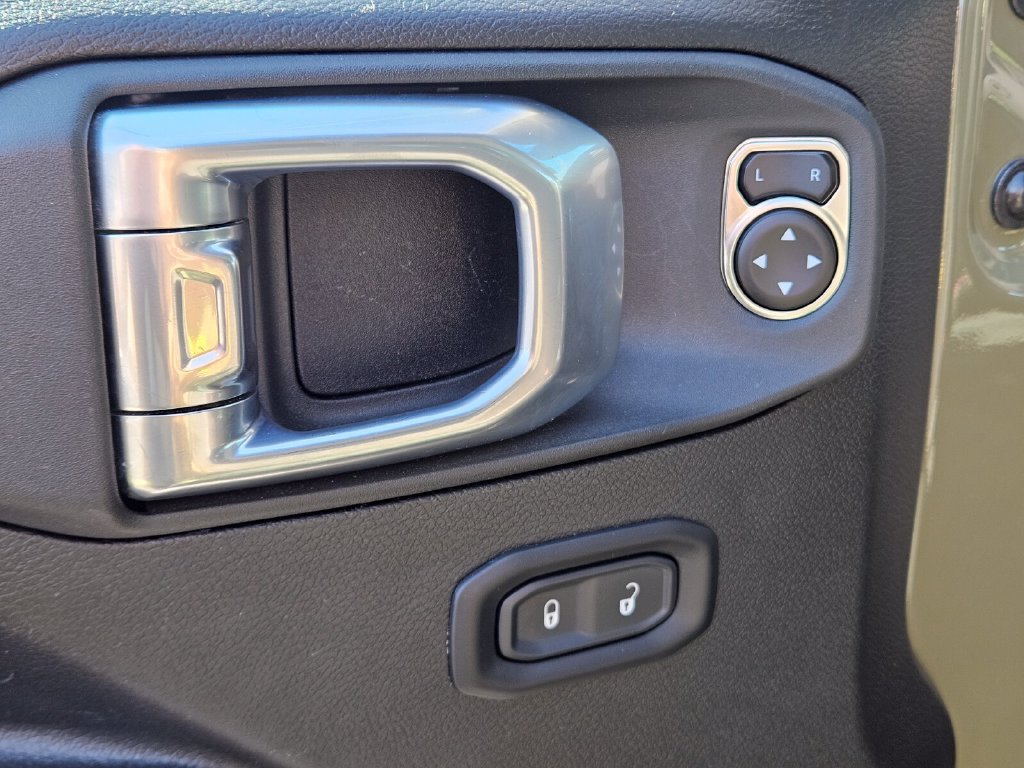 Used 2025 Jeep Wrangler Unlimited Rubicon AWD/4WD image 17