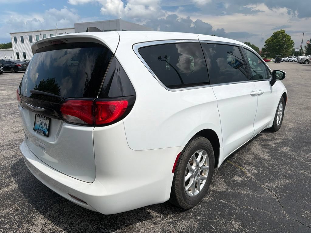 Used 2023 Chrysler Voyager LX FWD image 3