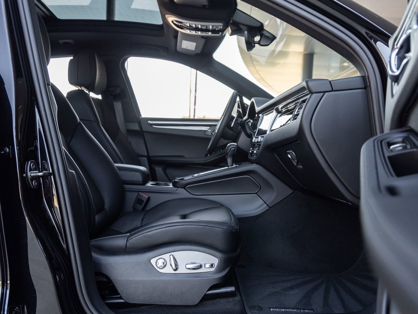 Certified 2026 Porsche Macan AWD/4WD image 43