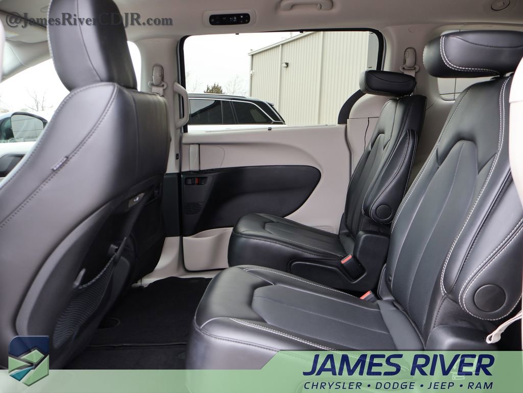 Used 2024 Chrysler Pacifica Touring-L image 17