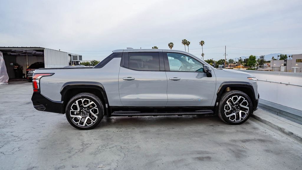 Used 2025 Chevrolet Silverado EV RST AWD/4WD image 13
