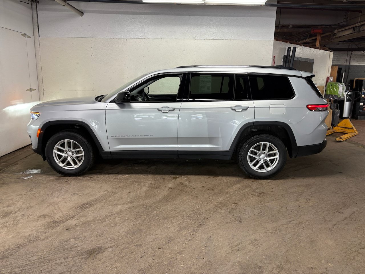 Used 2023 Jeep Grand Cherokee L Laredo w/ Luxury Tech Group I AWD/4WD image 6