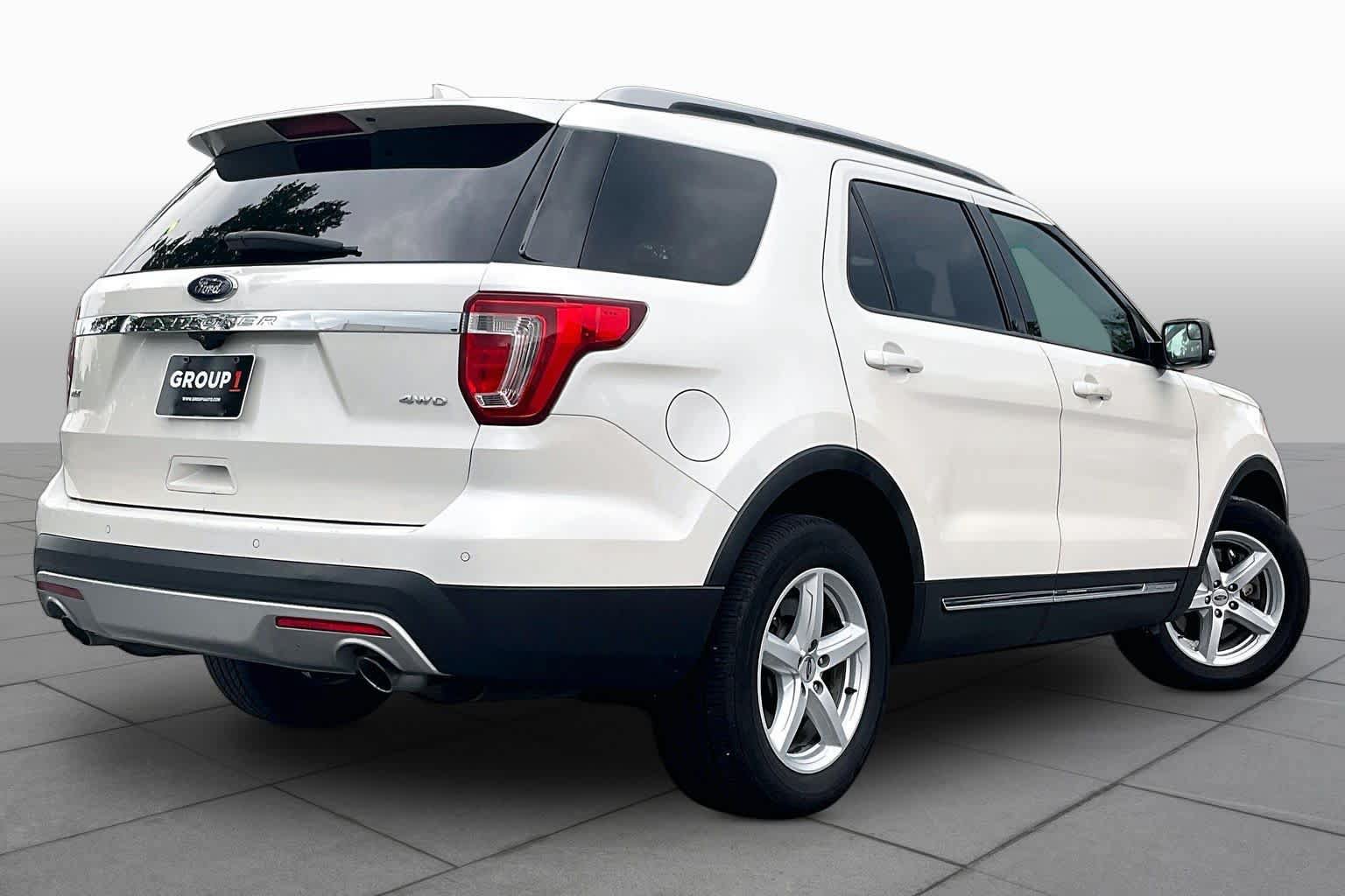 Used 2016 Ford Explorer XLT w/ Equipment Group 202A AWD/4WD image 12