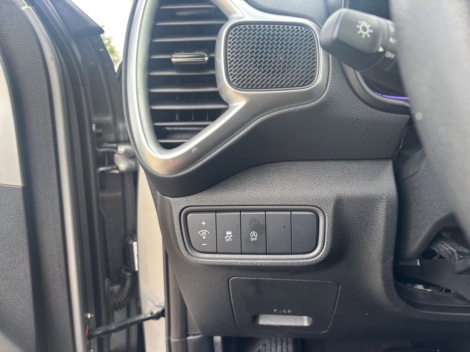 Used 2025 Kia Soul LX w/ LX Technology Package FWD image 32