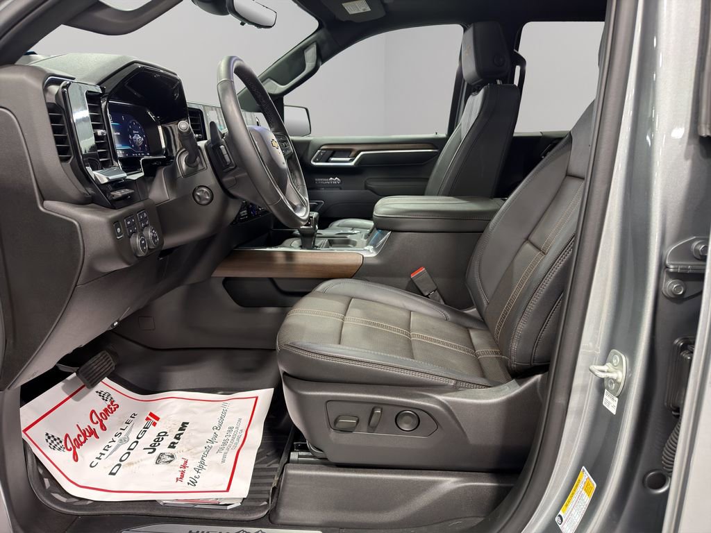 Used 2025 Chevrolet Silverado 1500 High Country w/ Technology Package image 4