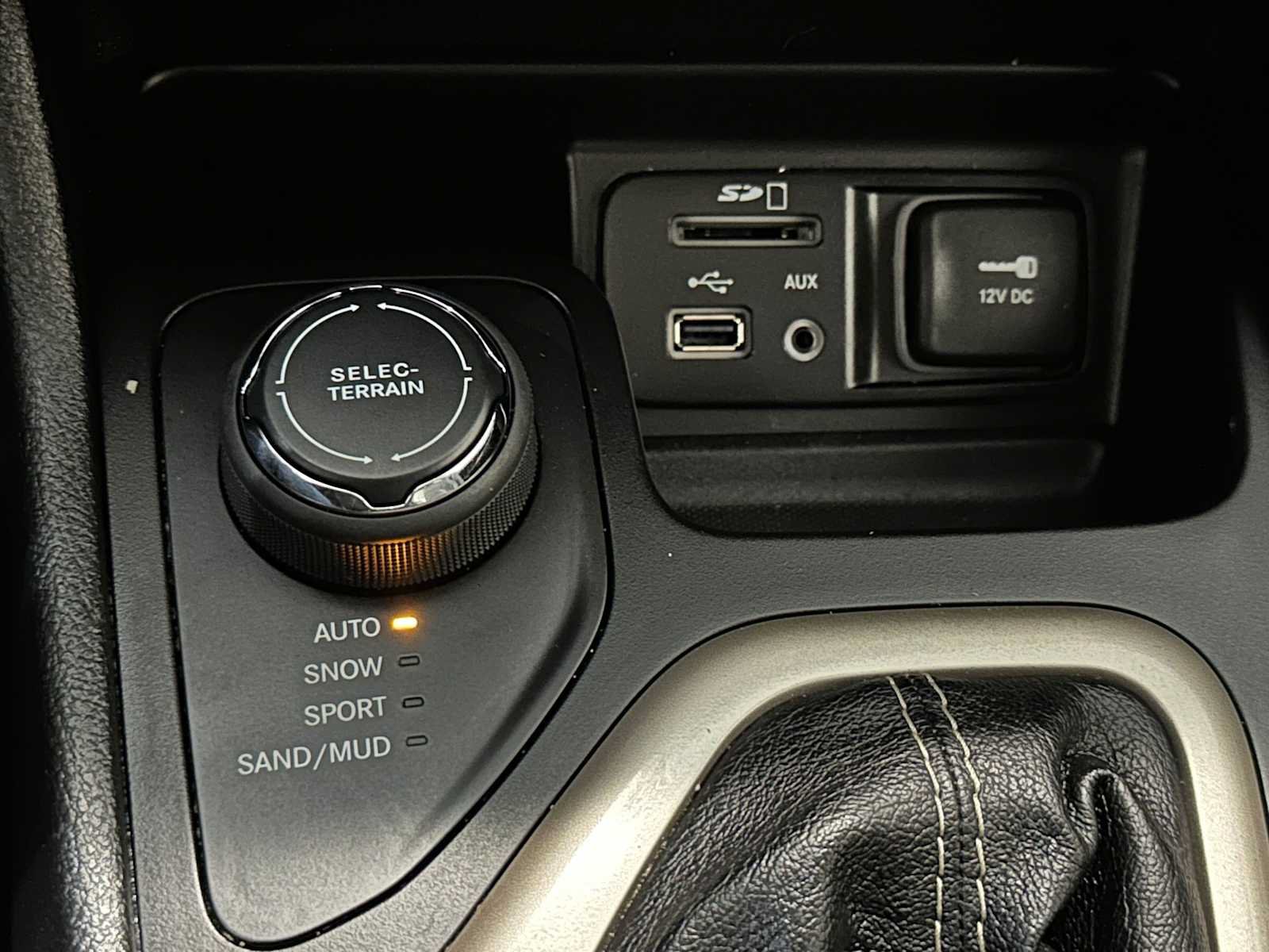 Used 2015 Jeep Cherokee Limited w/ Luxury Group AWD/4WD image 17