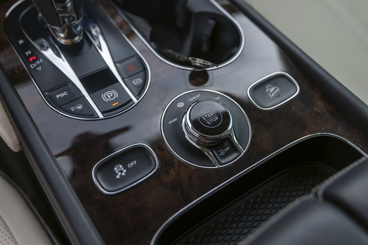 Used 2021 Bentley Bentayga AWD/4WD image 36