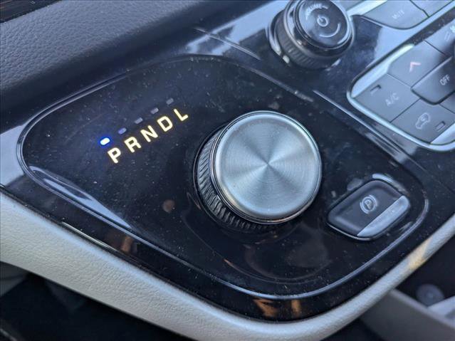 Used 2024 Chrysler Pacifica Touring-L FWD image 10
