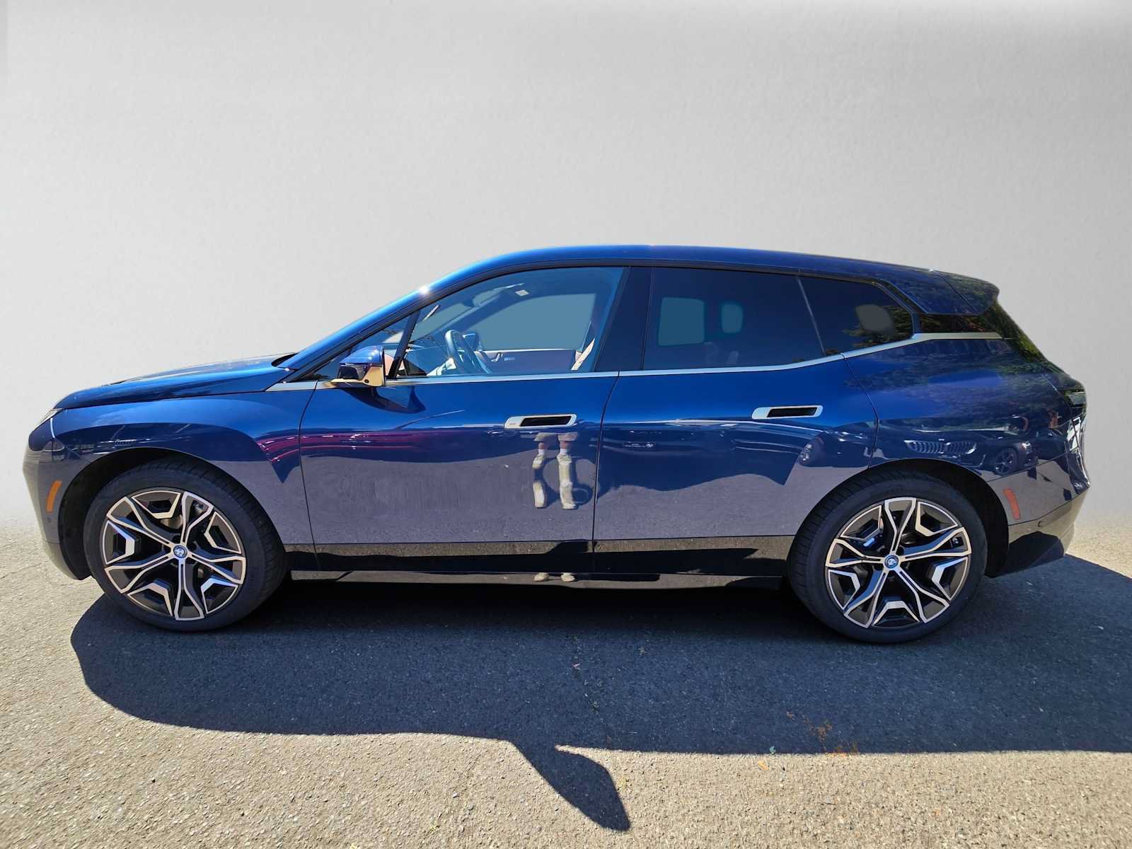 Used 2024 BMW iX xDrive50 w/ Premium Package AWD/4WD image 6
