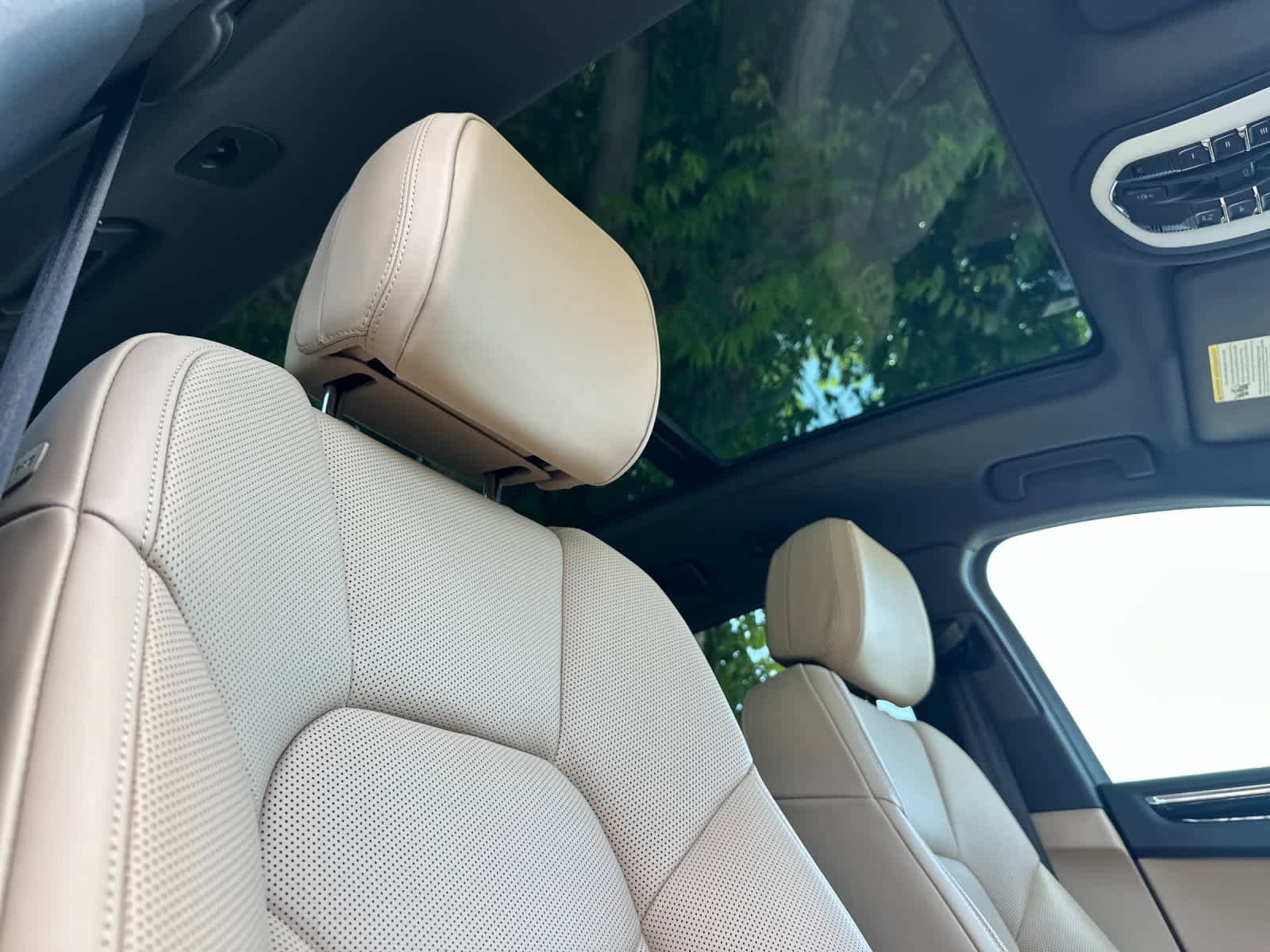 Certified 2025 Porsche Macan AWD/4WD image 18