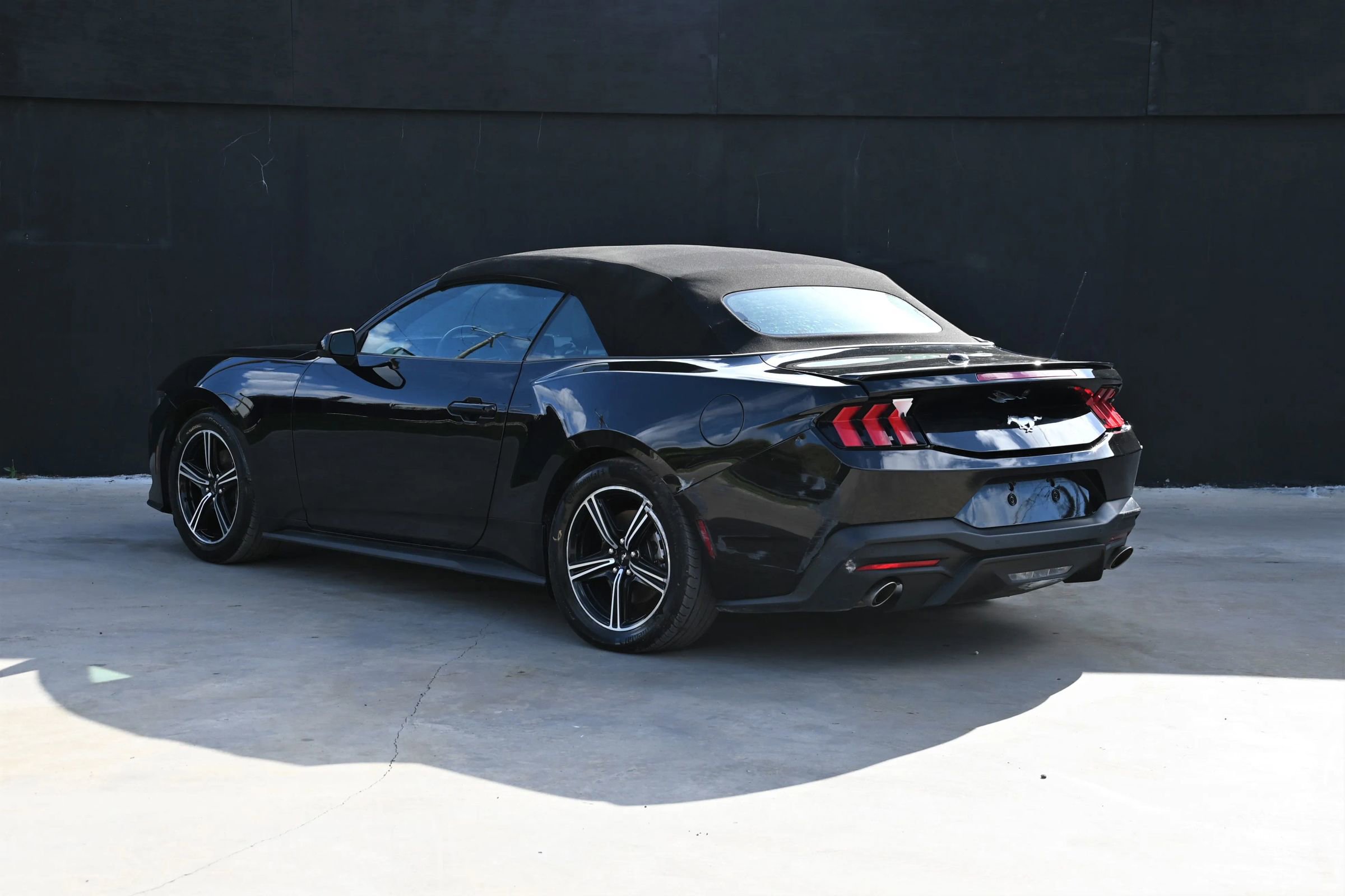 Used 2025 Ford Mustang Premium RWD image 4