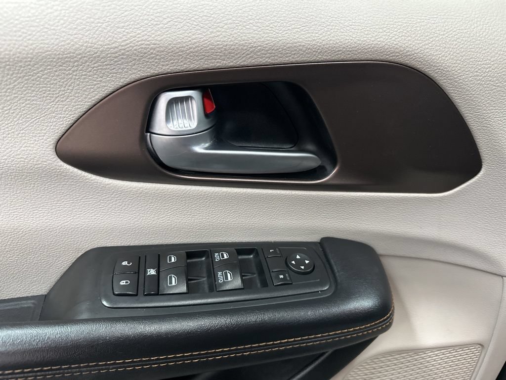 Used 2017 Chrysler Pacifica Touring-L FWD image 17