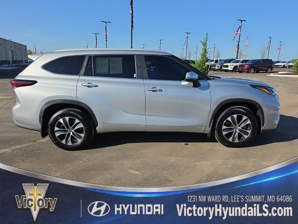 Used 2025 Toyota Highlander XLE AWD/4WD image 8