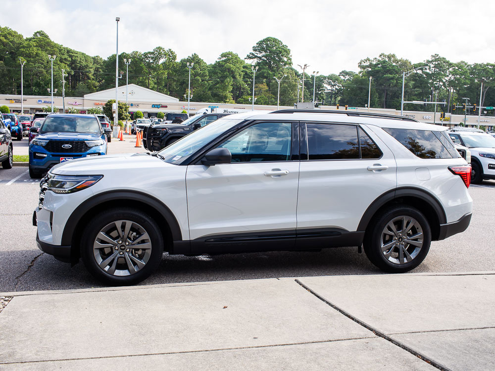Used 2026 Ford Explorer Active w/ Active Comfort Package AWD/4WD image 3