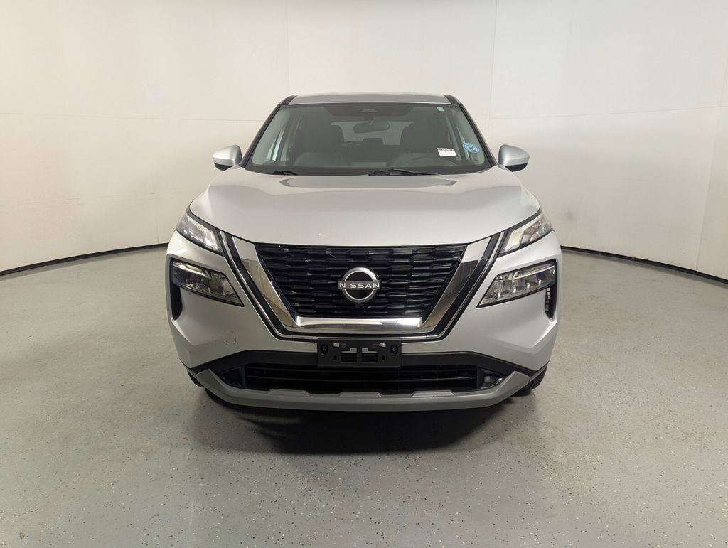 Used 2023 Nissan Rogue SV image 2