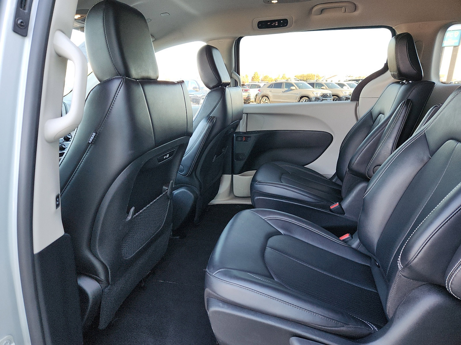 Used 2024 Chrysler Pacifica Select image 12