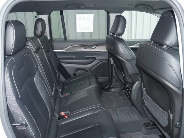 Used 2023 Jeep Grand Cherokee Limited w/ Black Appearance Package AWD/4WD image 26