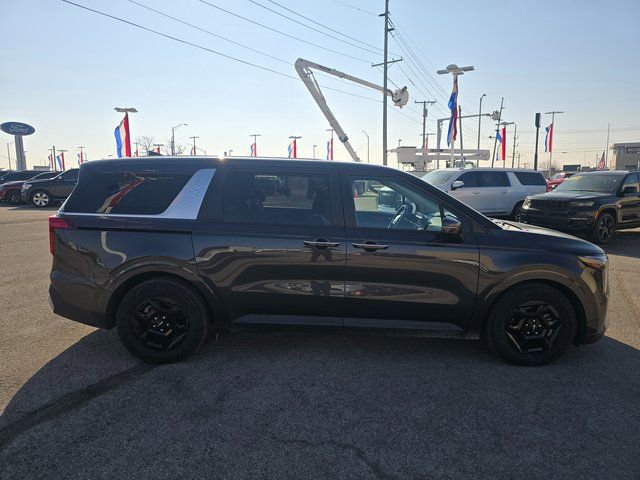 Used 2025 Kia Carnival image 4