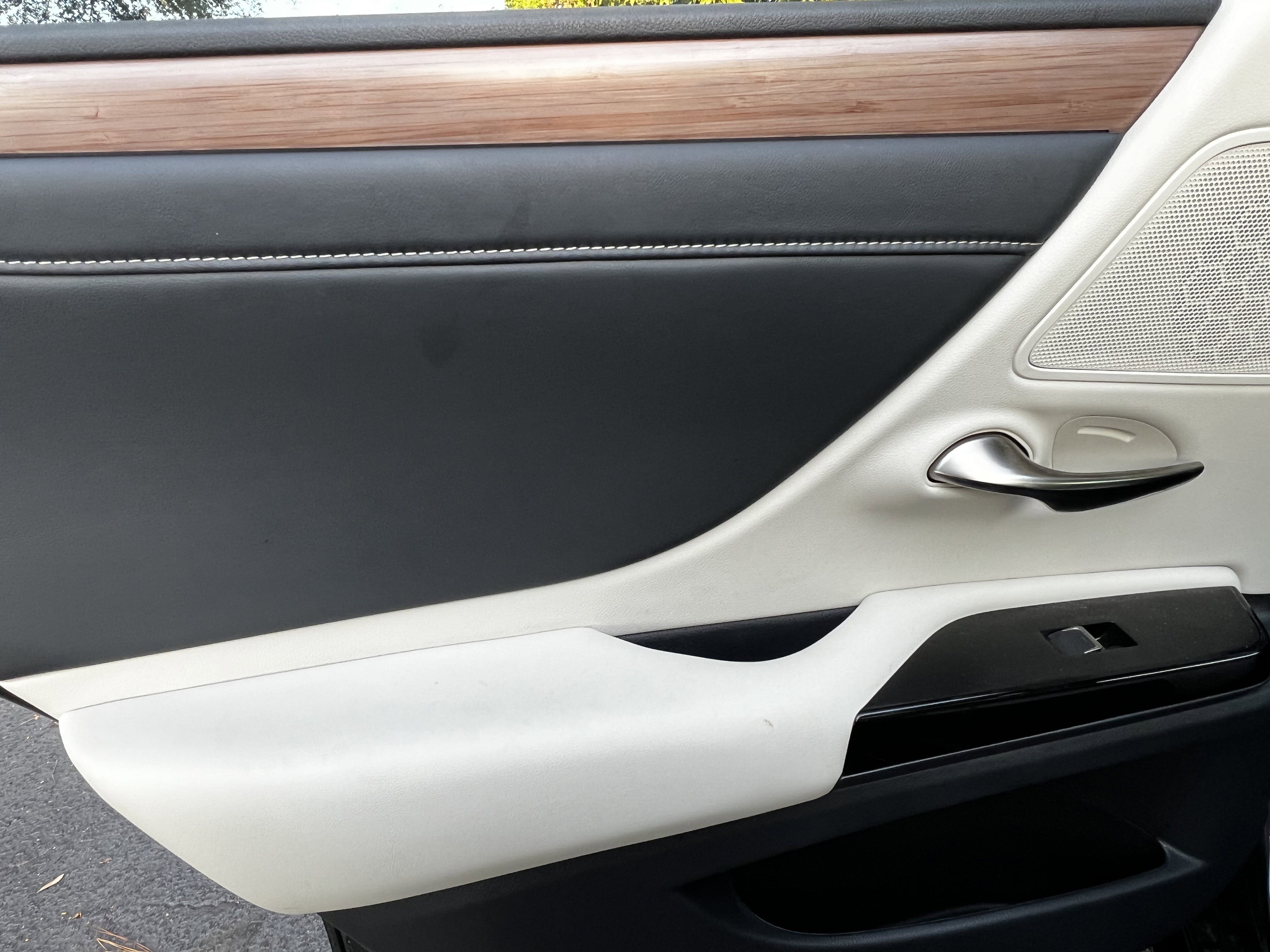 Certified 2025 Lexus ES 300h w/ Premium Package image 29