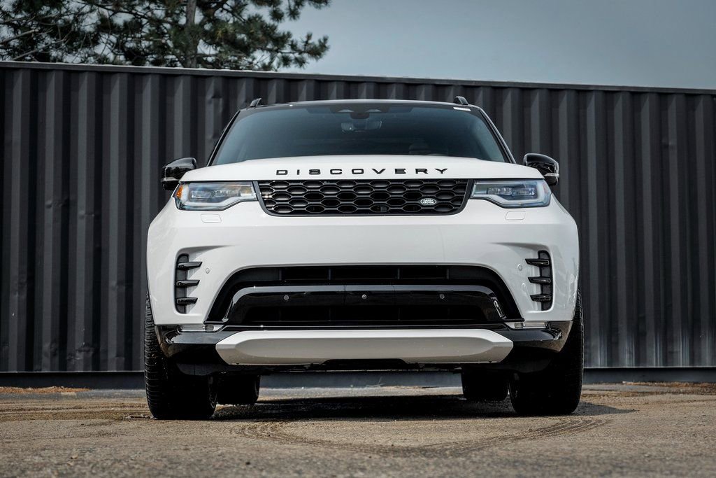 Used 2025 Land Rover Discovery Dynamic SE image 5