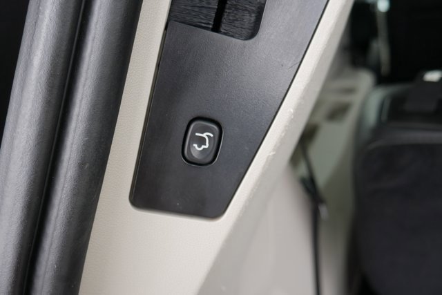 Used 2015 Chrysler Town & Country Touring image 10