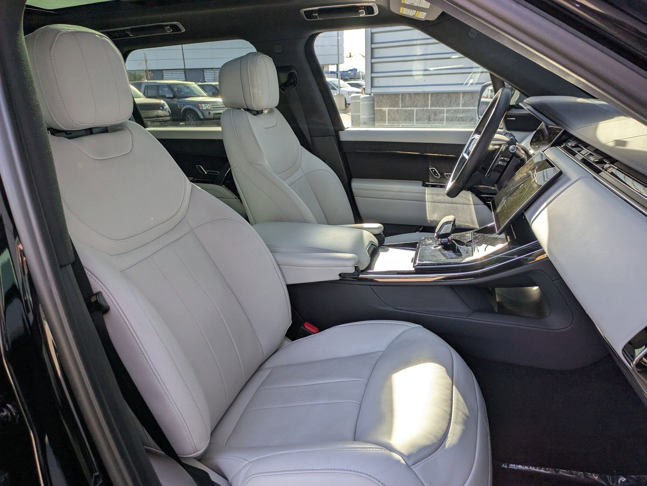 Used 2024 Land Rover Range Rover Sport SE image 30