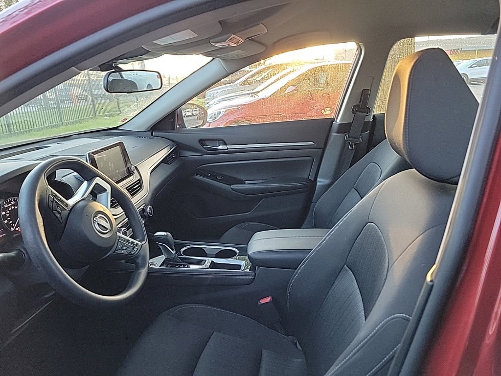 Used 2023 Nissan Altima 2.5 SV FWD image 6