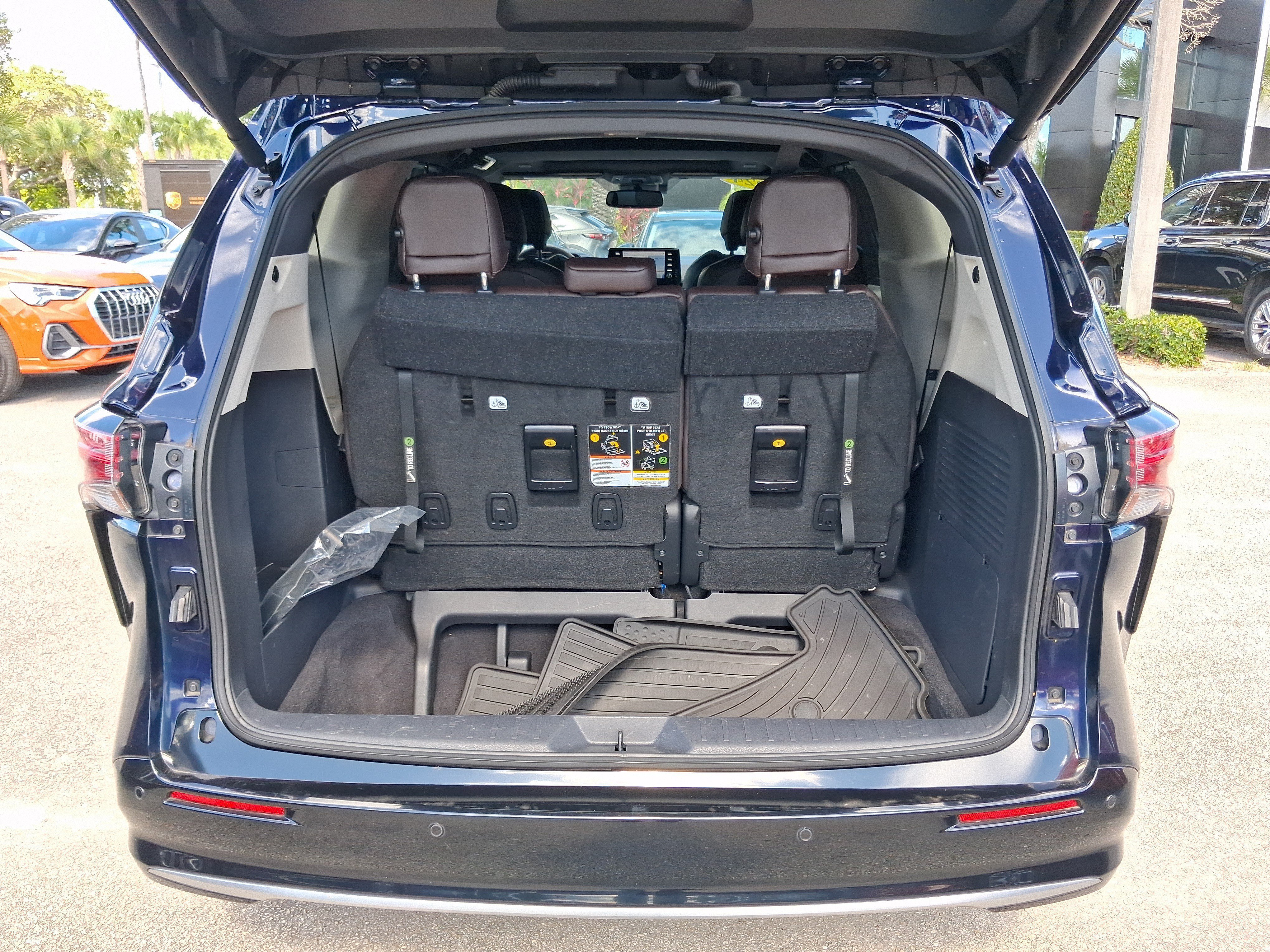 Used 2024 Toyota Sienna Platinum FWD image 5