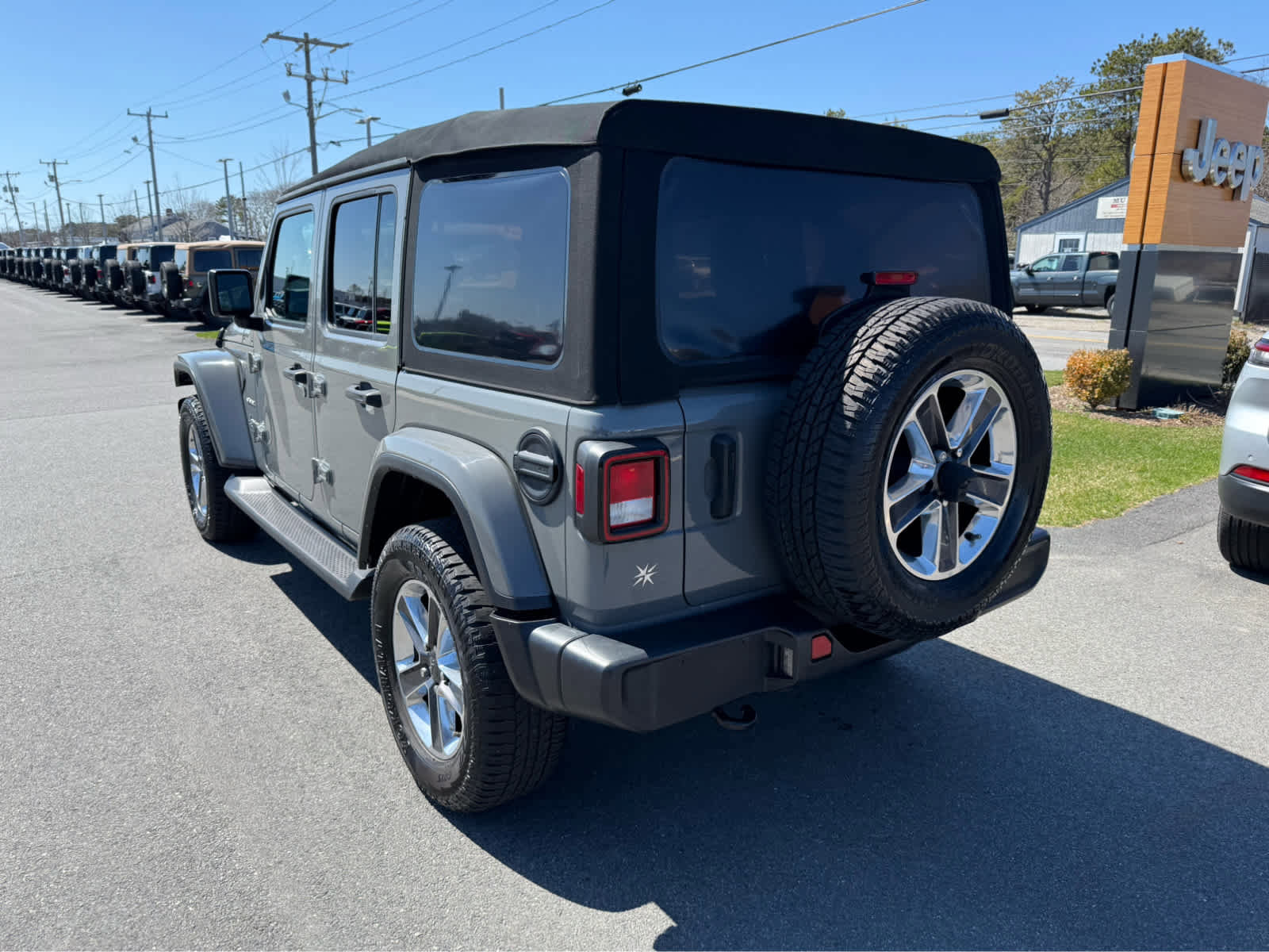 Used 2021 Jeep Wrangler Unlimited Sahara w/ Cold Weather Group image 8