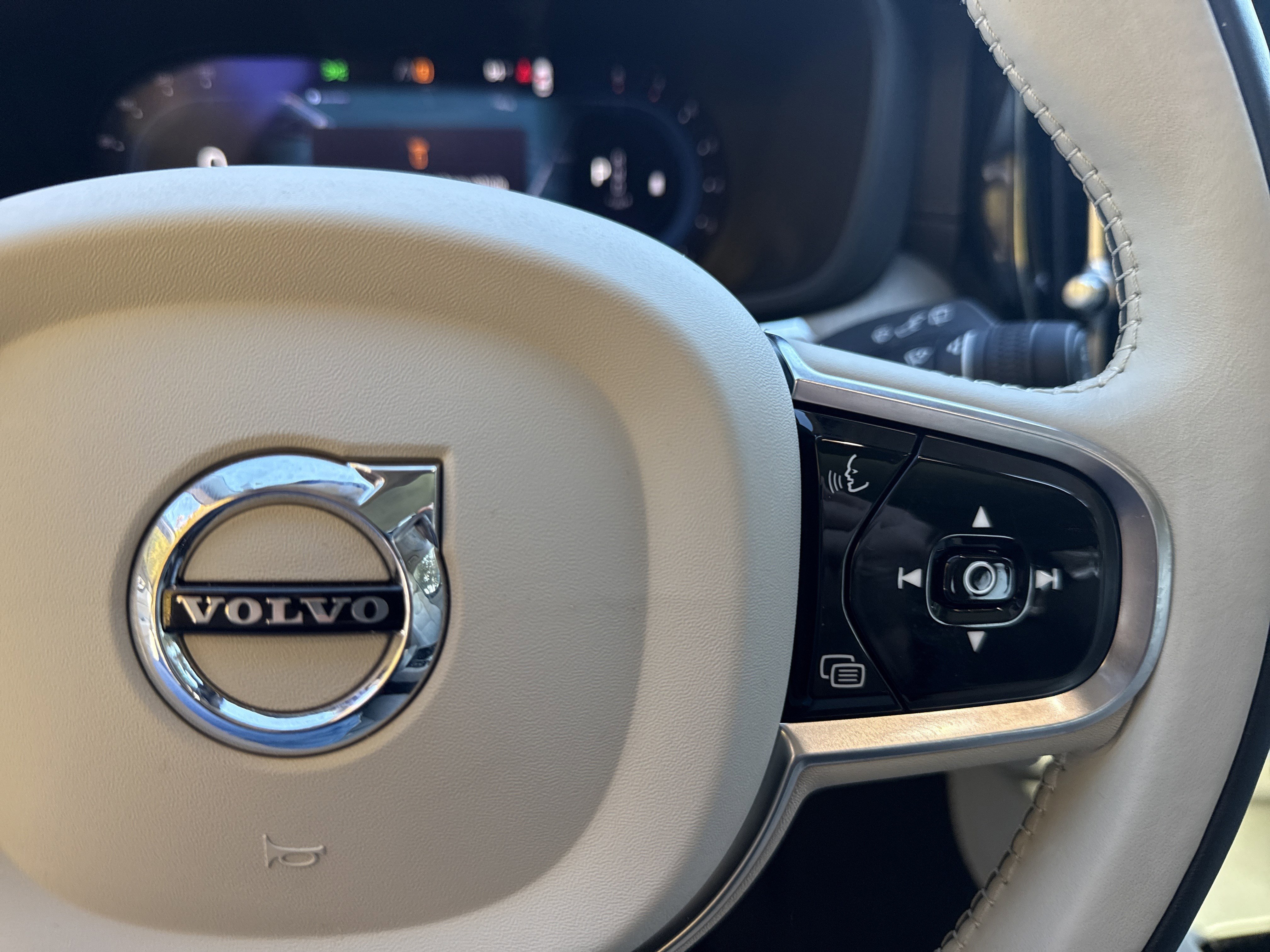 Used 2023 Volvo XC60 B5 Ultimate w/ Climate Package image 25