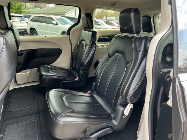 Used 2023 Chrysler Pacifica Touring-L FWD image 4