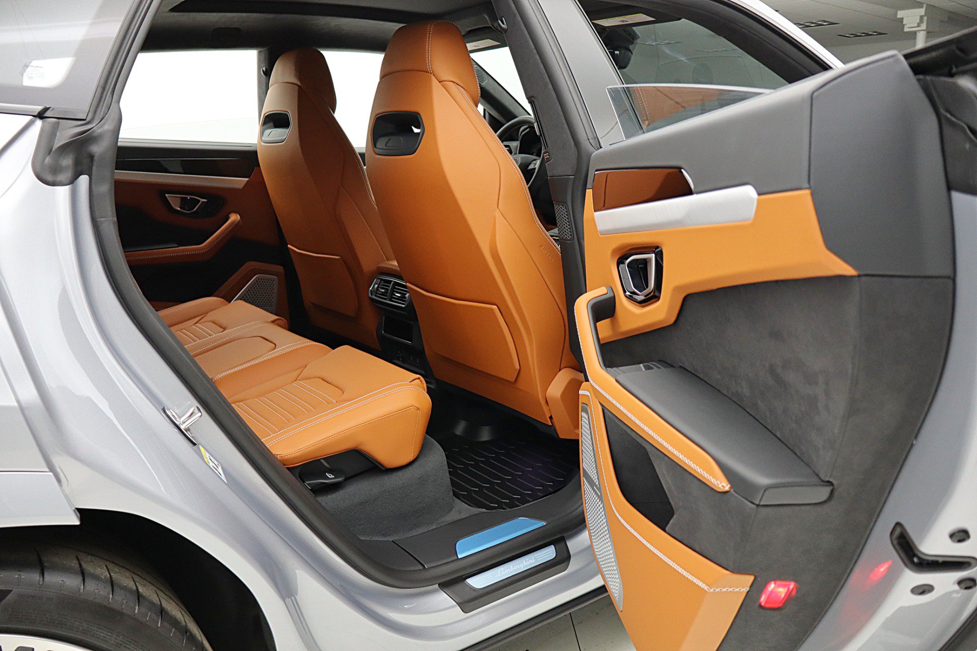 Used 2026 Lamborghini Urus SE AWD/4WD image 43