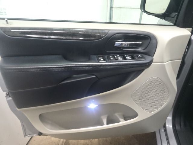 Used 2016 Dodge Grand Caravan SXT FWD image 13