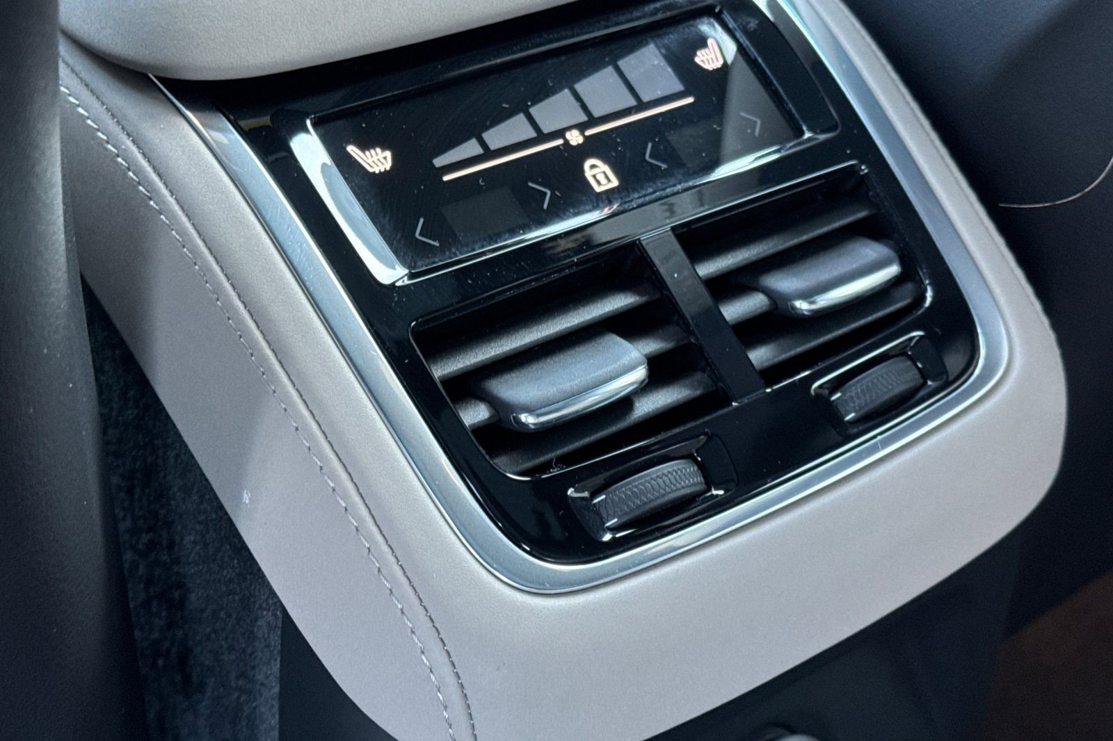 Certified 2026 Volvo XC90 T8 Plus w/ Protection Package Premier image 13