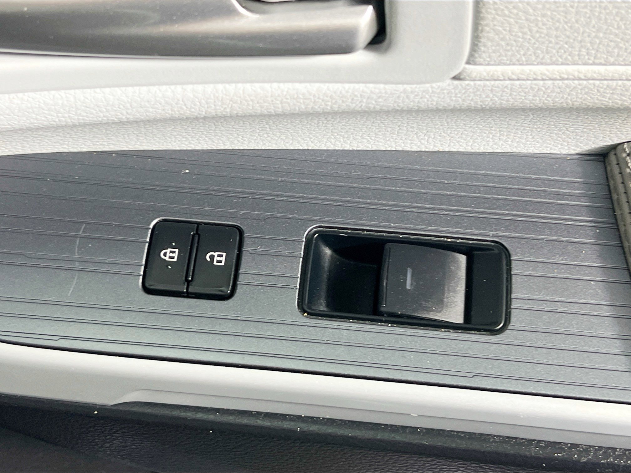 Used 2026 Toyota Sienna XLE FWD image 32