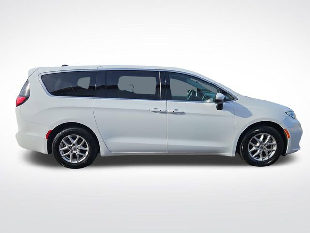 Used 2023 Chrysler Pacifica Touring-L FWD image 10