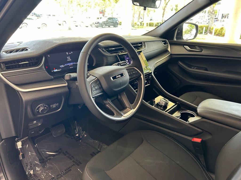 Used 2025 Jeep Grand Cherokee Laredo AWD/4WD image 7
