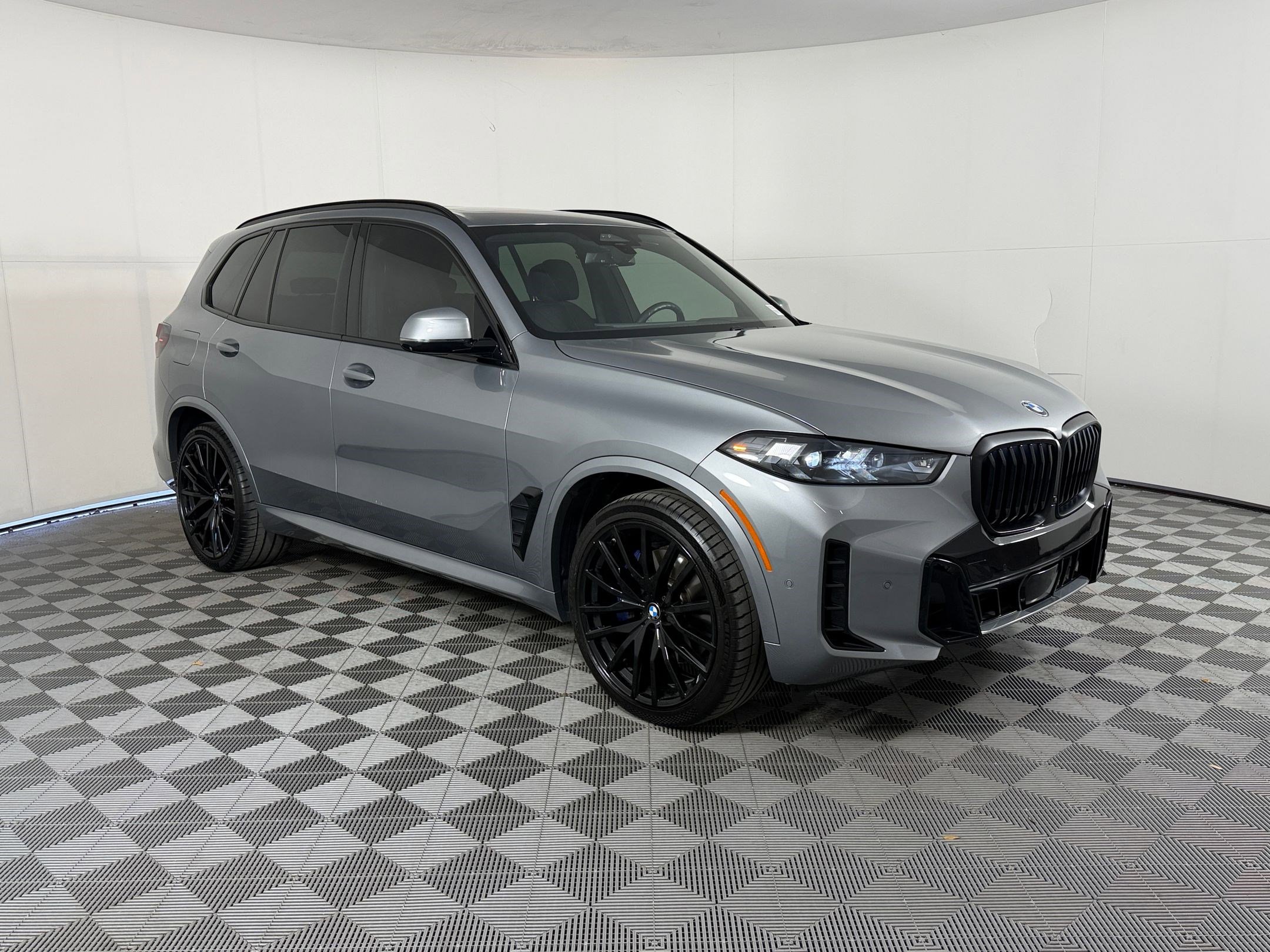 Used 2024 BMW X5 xDrive40i w/ M Sport Package AWD/4WD image 7