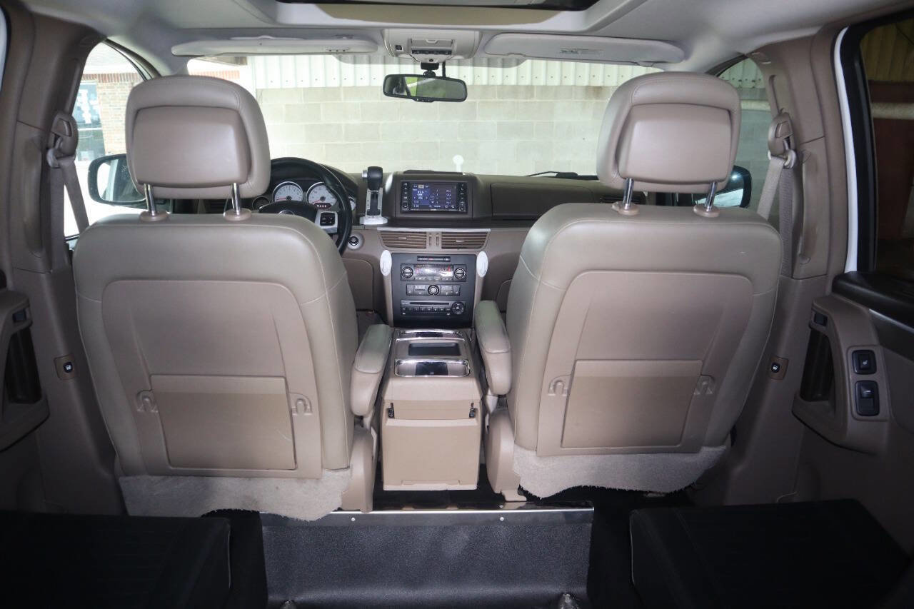 Used 2012 Volkswagen Routan SEL FWD image 29