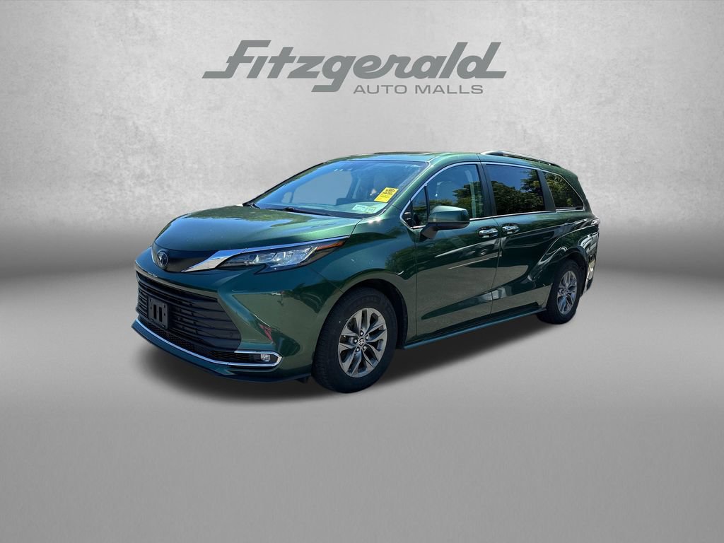 Used 2023 Toyota Sienna XLE AWD/4WD image 3