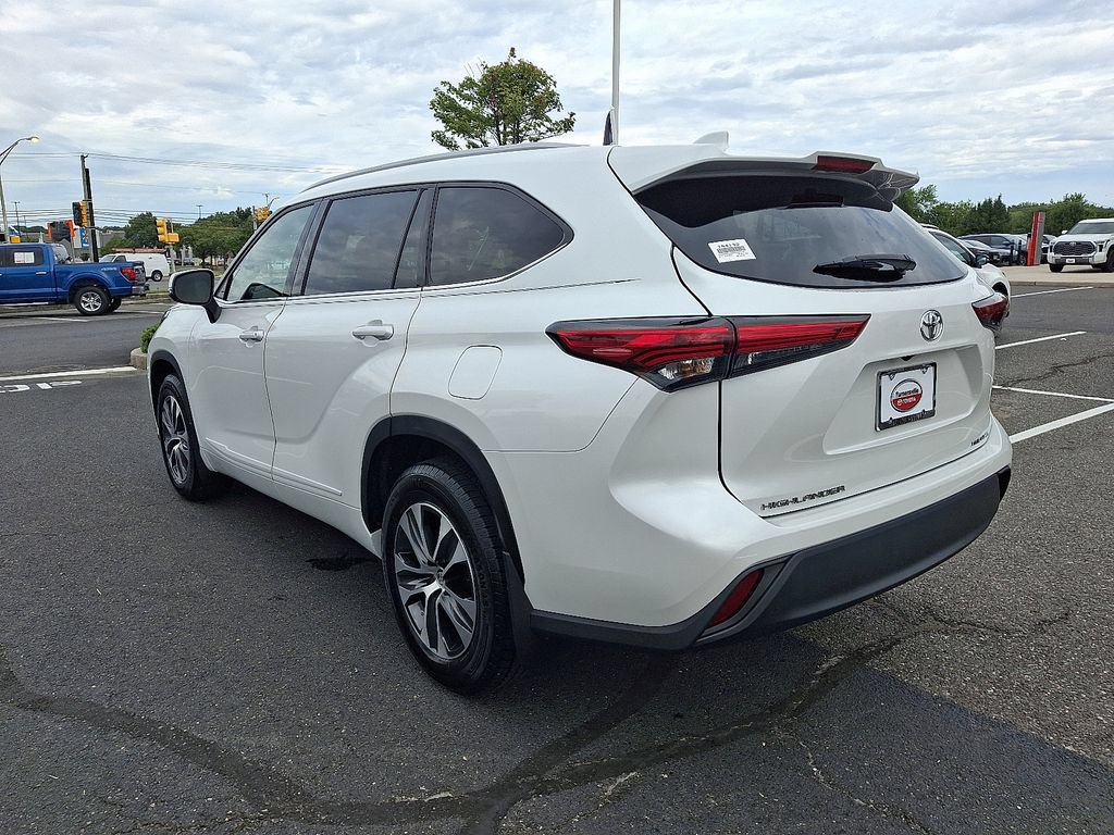 Used 2022 Toyota Highlander XLE AWD/4WD image 4