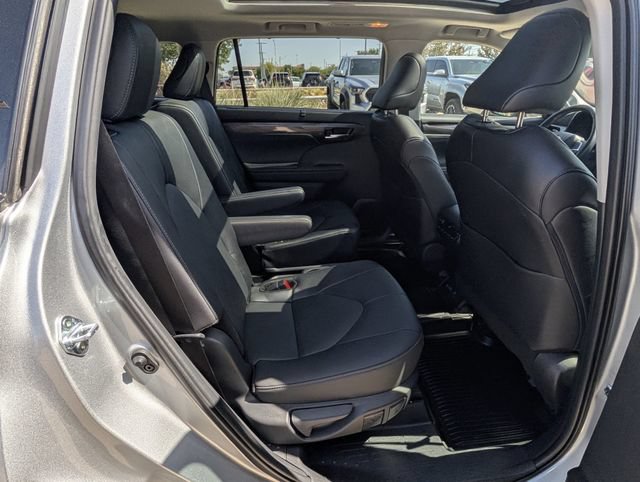 Certified 2025 Toyota Highlander Platinum AWD/4WD image 32