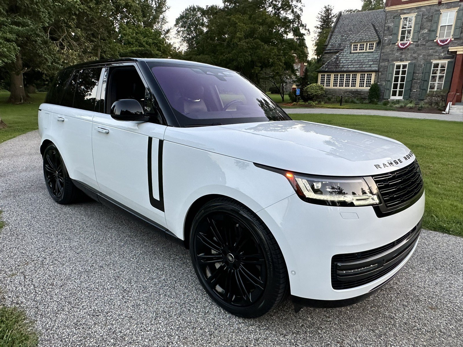 Used 2023 Land Rover Range Rover SE AWD/4WD image 2