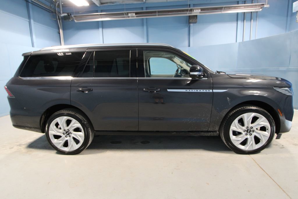 Used 2025 Lincoln Navigator Reserve image 36