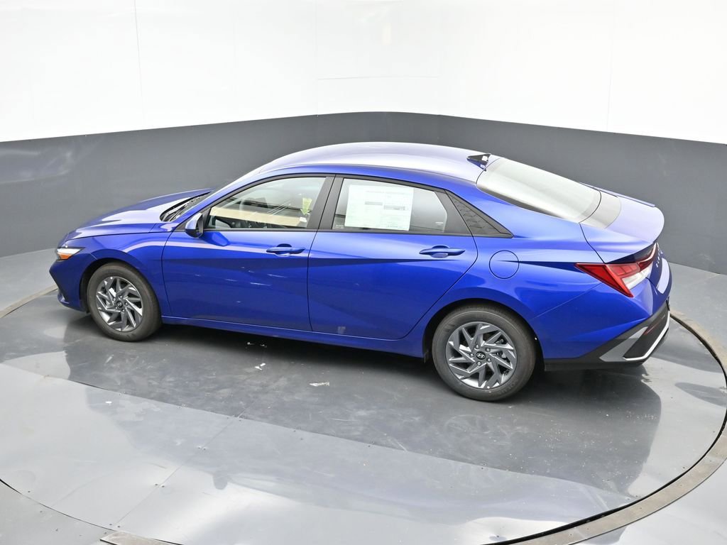 New 2024 Hyundai Elantra Blue image 19