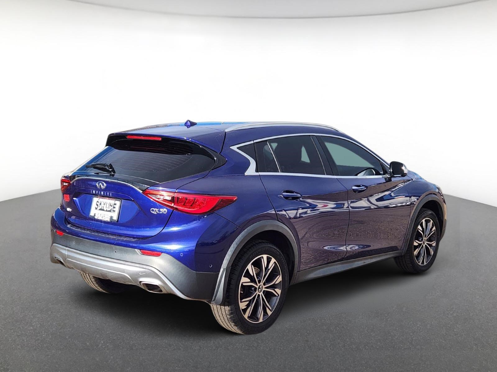 Used 2017 INFINITI QX30 Premium w/ Technology Package AWD/4WD image 2