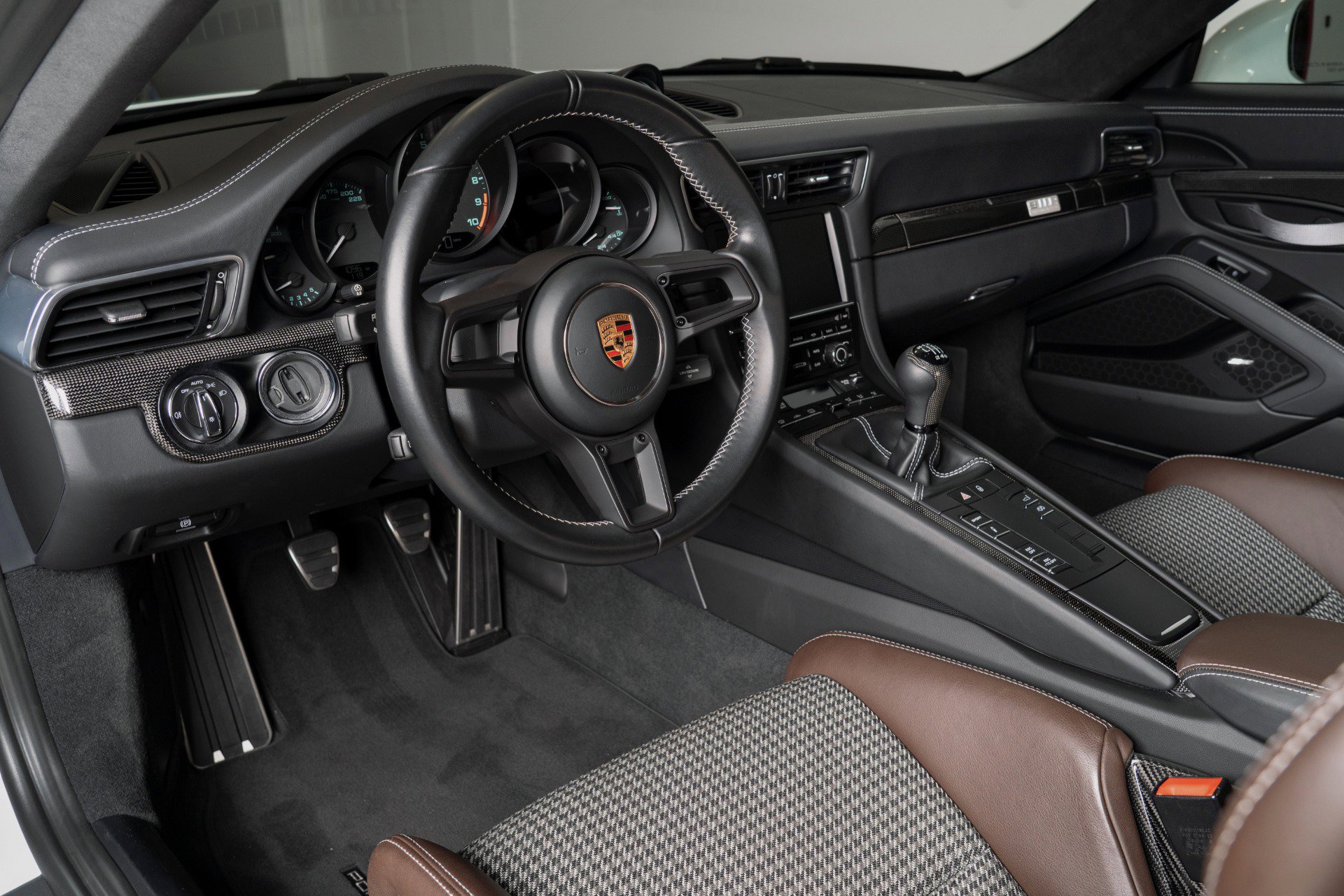 Used 2016 Porsche 911 R image 16