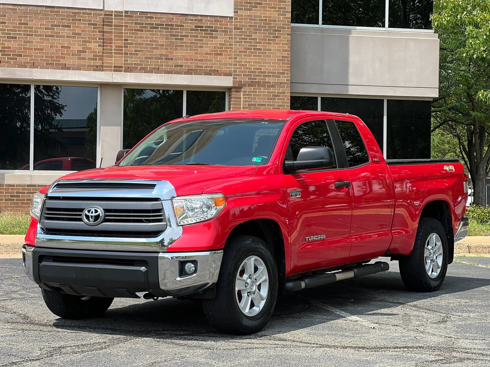 Used 2015 Toyota Tundra SR5 AWD/4WD image 1